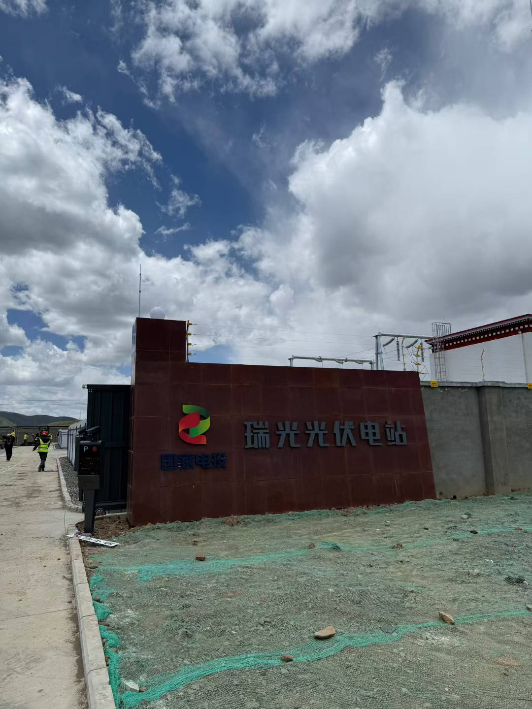 色达瑞光光伏发电站制氧机安装验收完成